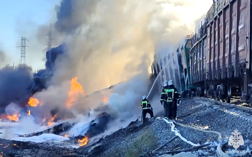 Tàu hỏa Nga bốc cháy dữ dội sau cú va chạm mạnh với xe tải